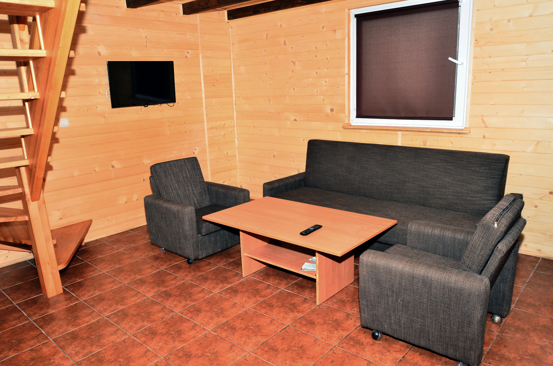 Domek 4 — salon z sofą i telewizorem