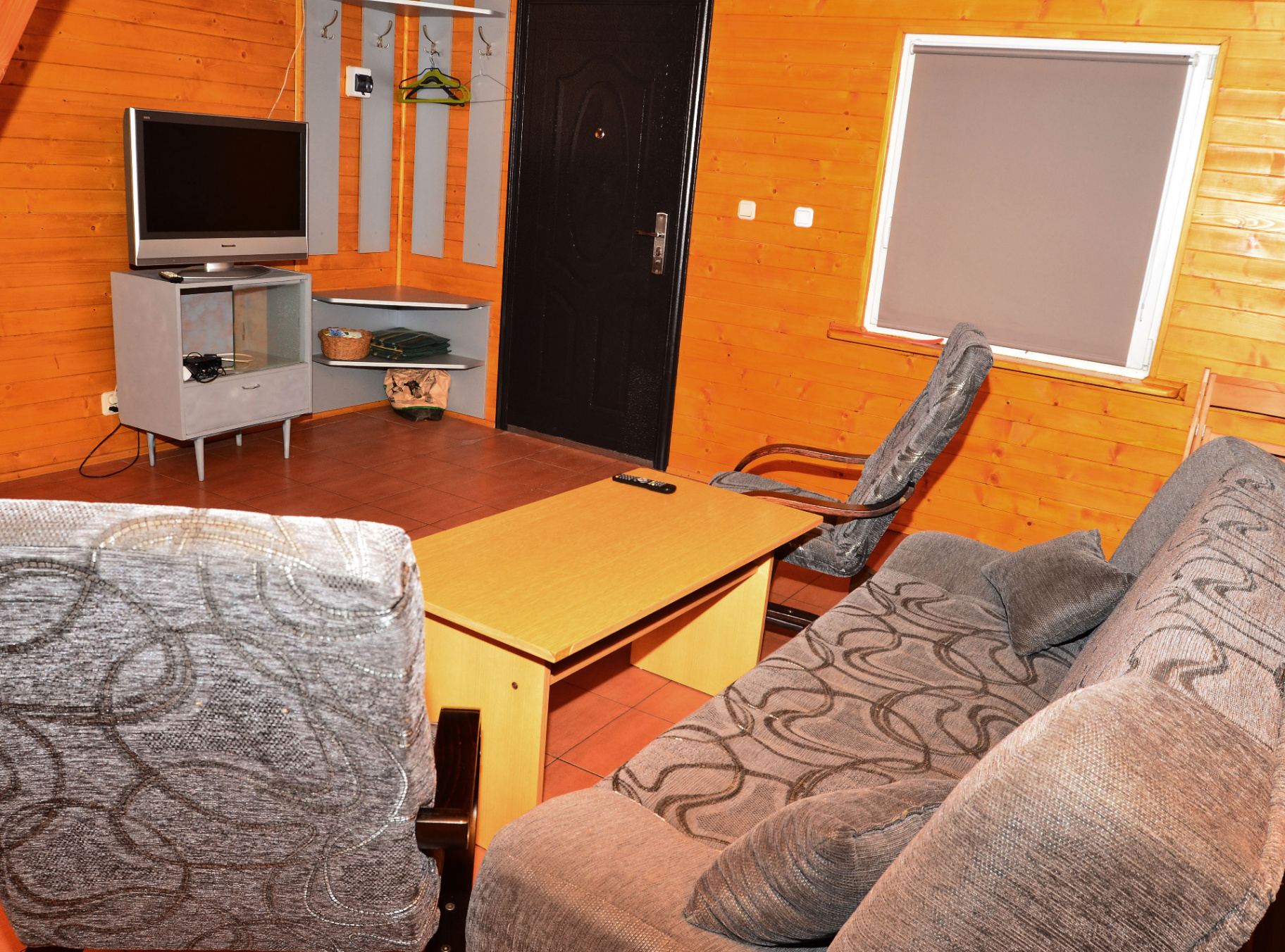 Domek 2 — przytulny salon z TV