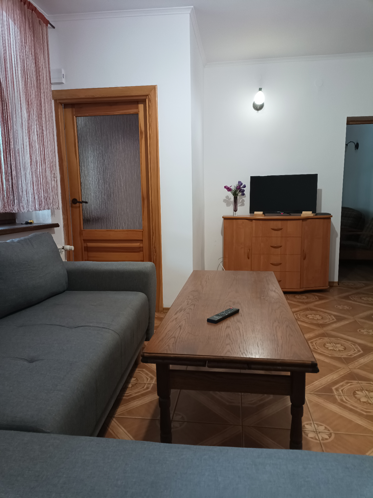 Domek 9 — salon z sofą, stolikiem i telewizorem