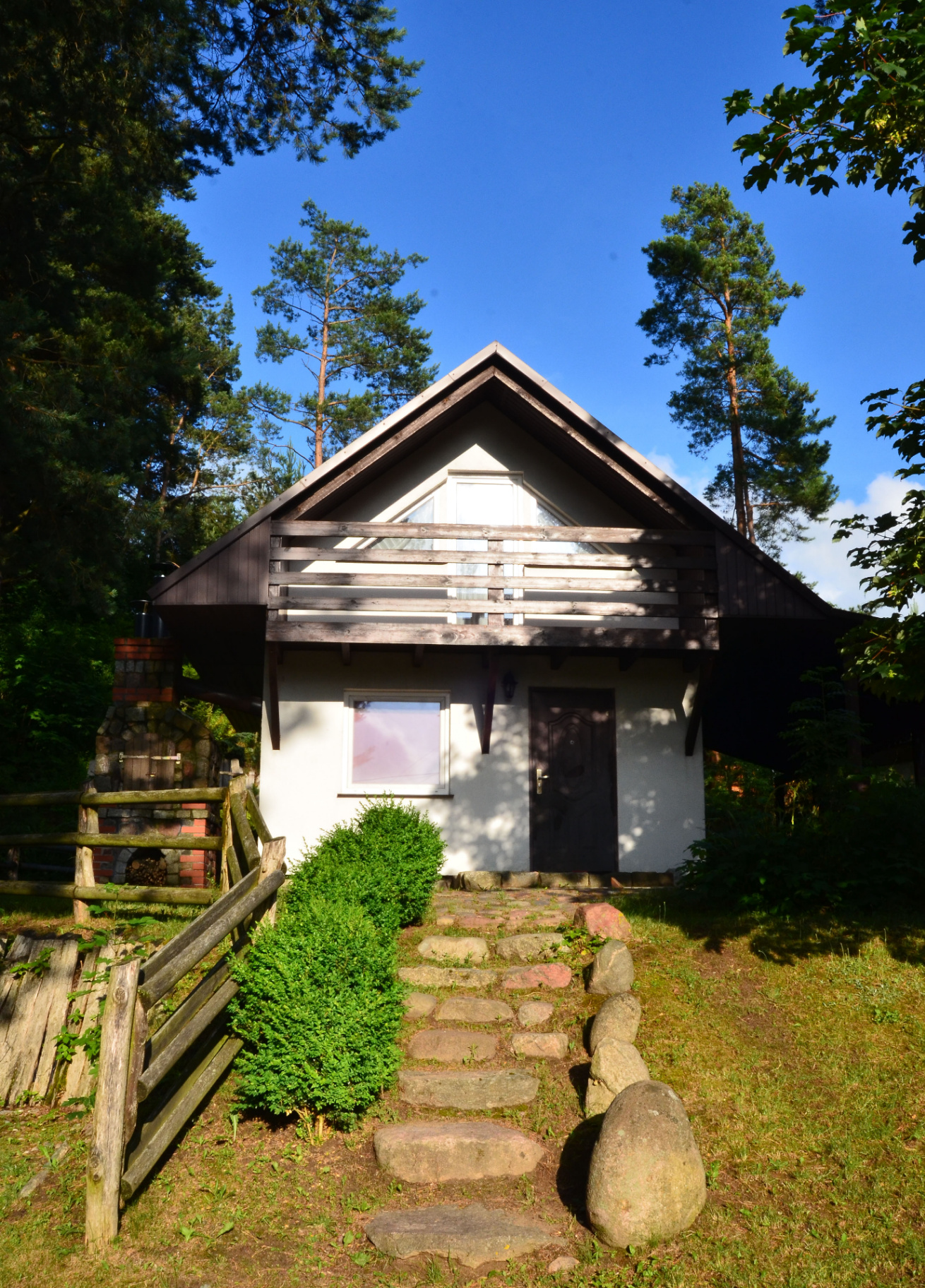 Domek 1 — widok z przodu wśród sosen