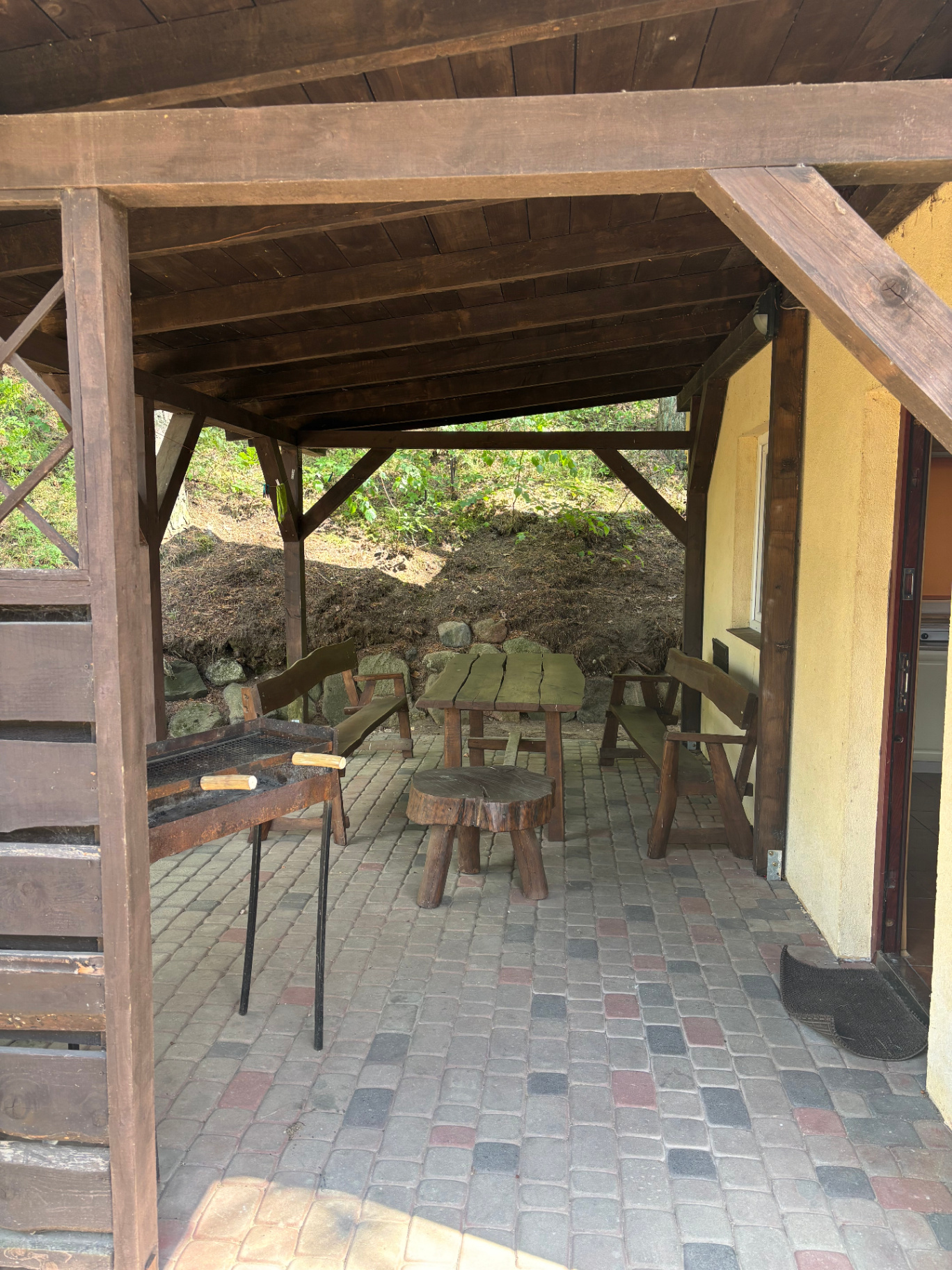 Domek 4 — zadaszony taras z grillem i stołem
